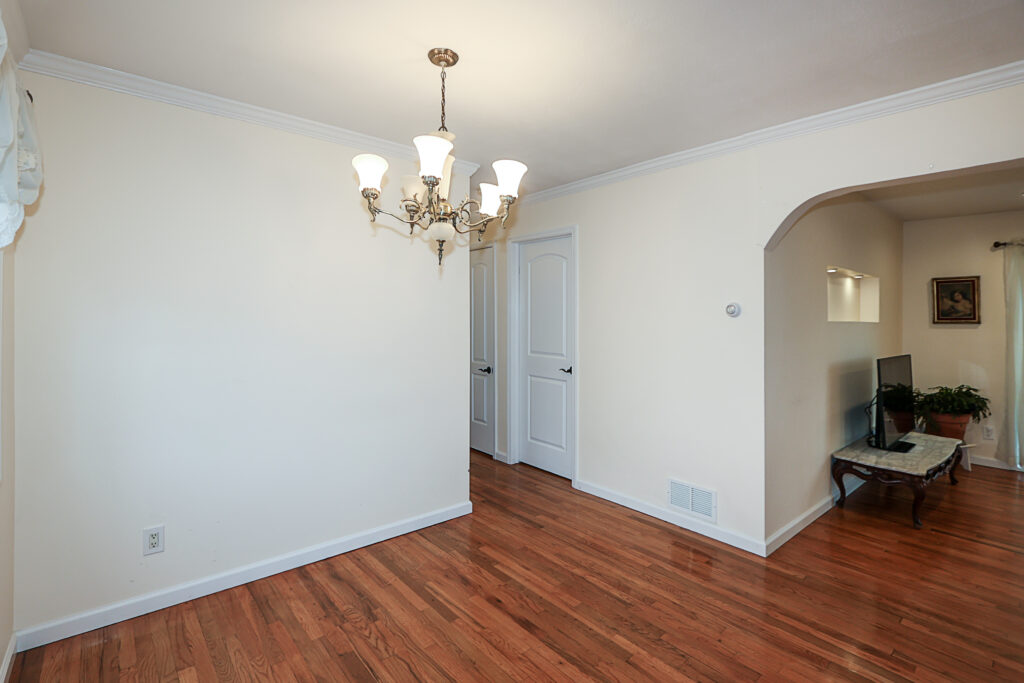 6 Gerhard Rd, Plainview 4 6 Gerhard Rd, Plainview 4