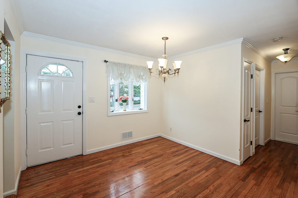 6 Gerhard Rd, Plainview 5 6 Gerhard Rd, Plainview 5