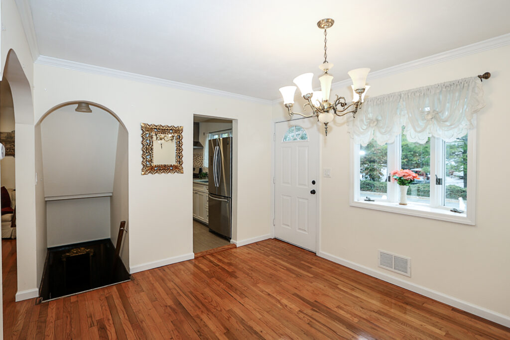 6 Gerhard Rd, Plainview 6 6 Gerhard Rd, Plainview 6